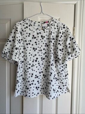 Vince Camuto White Blouse with Monochrome floral Print NWOT M
